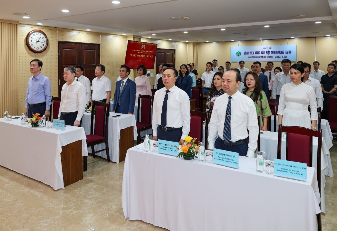 Các đại biểu thực hiện nghi lễ chào cờ